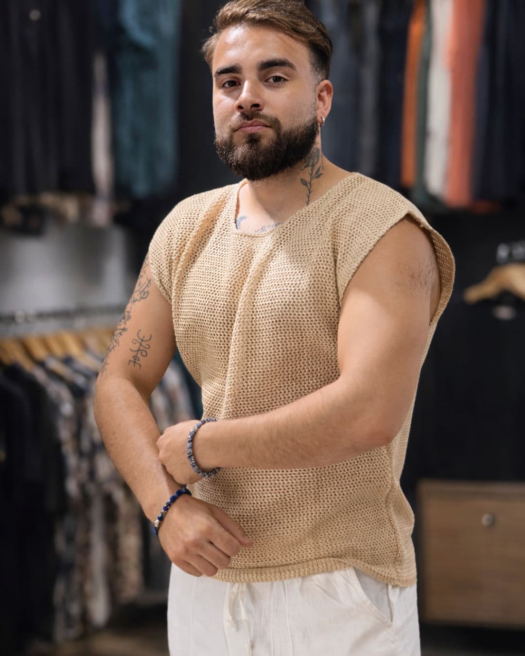 Encuadre editorial del local con contraste de prendas y mobiliario