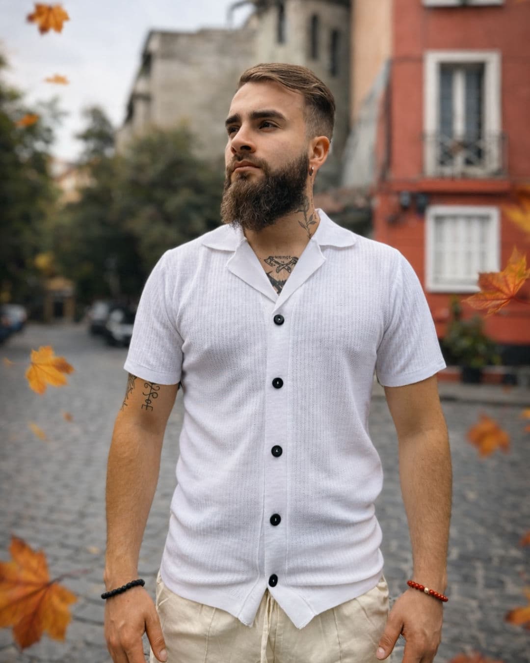 Rincón del local con prendas seleccionadas y estética contemporánea